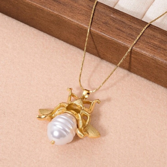 Pearl Abdomen Bee~ Striated Rippled Tomenta Bumblebee Honeybee 3D Steel Necklace - Picture 13 of 13